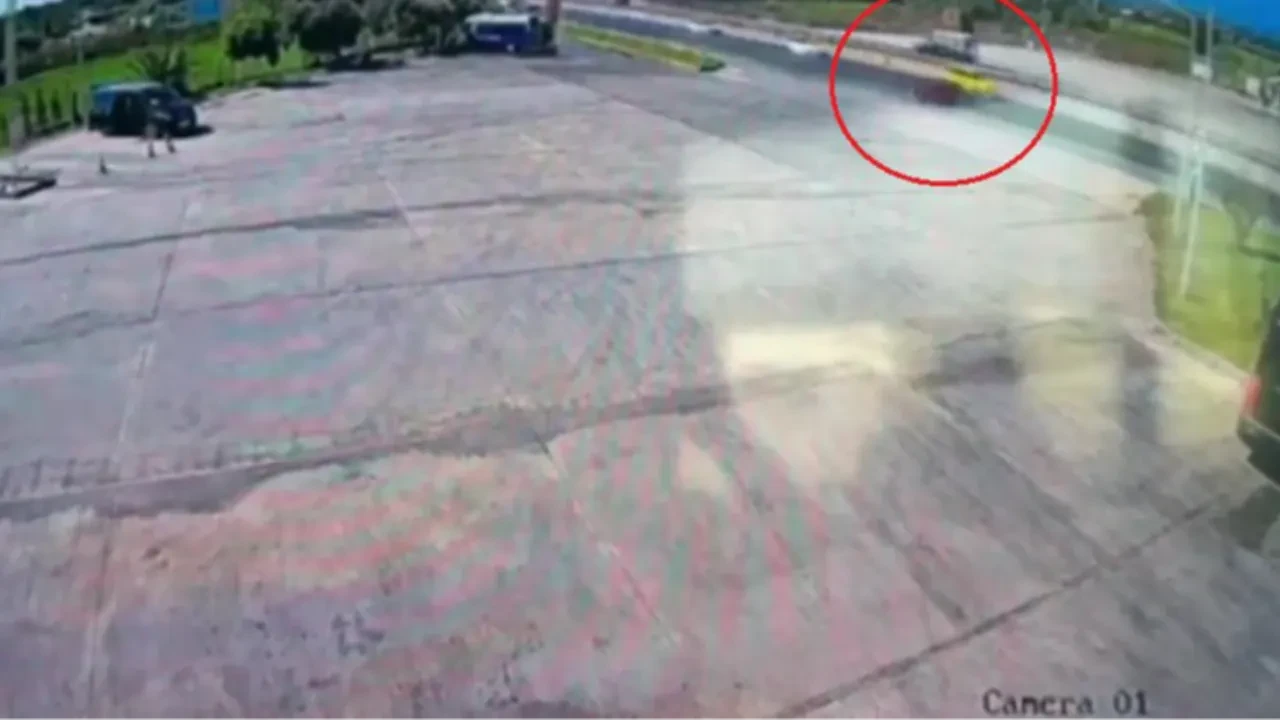 Alkollü sürücü dehşet saçtı! Ö>nce bariyerlere, ardından seyir halindeki taksiye çarptı: O anlar kamerada