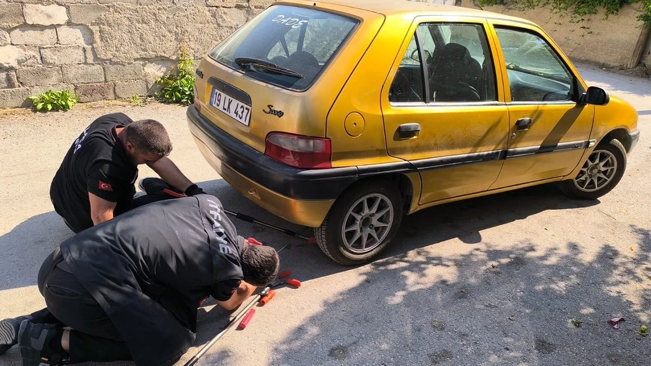 Çorum’da büyük panik! Otomobilin altından çıktı