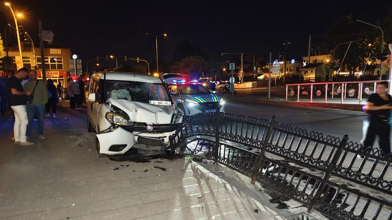 İki motosiklete çarpan sürücü ortalığı savaş alanına çevirdi: 1 ölü, 3 yaralı