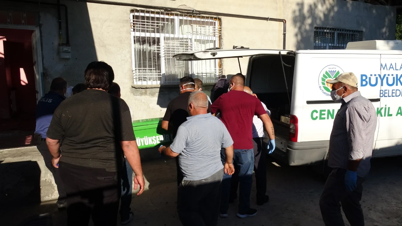 Kendisinden haber alınamayan genç evinde ölü bulundu