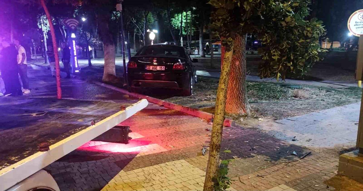 Alkollü aday sürücü kaldırıma çıktı, ehliyetine el konuldu