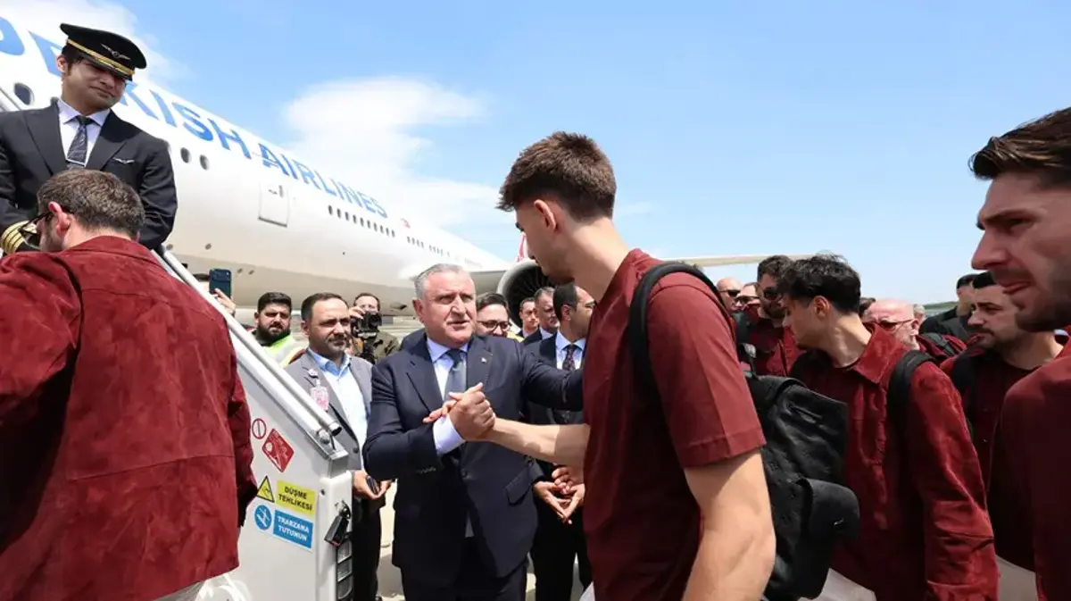Bakan Bak, milli futbolcuları ABD'ye uğurladı!