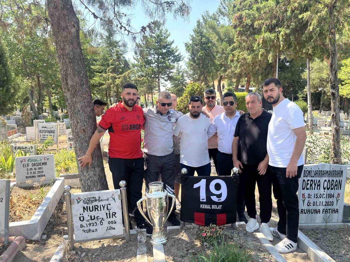 Çorum FK'nın şampiyonluk kupası, emektar gazetecisinin kabrine götürüldü