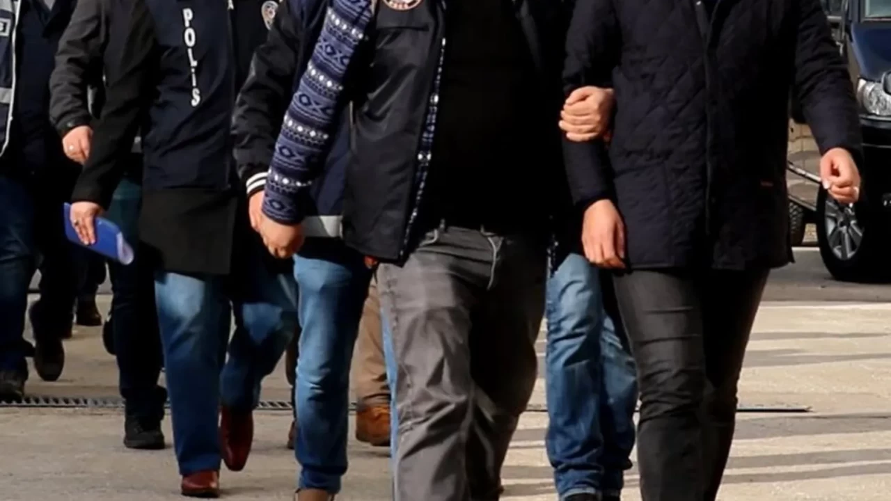 Sahte belgelerle ikamet izni düzenleyen şebekeye operasyon: Çok sayıda gözaltı