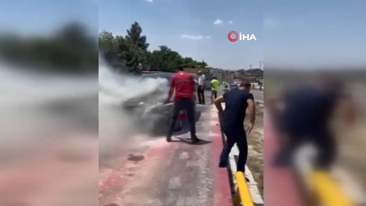 Diyarbakır’da seyir halindeki araç alev aldı