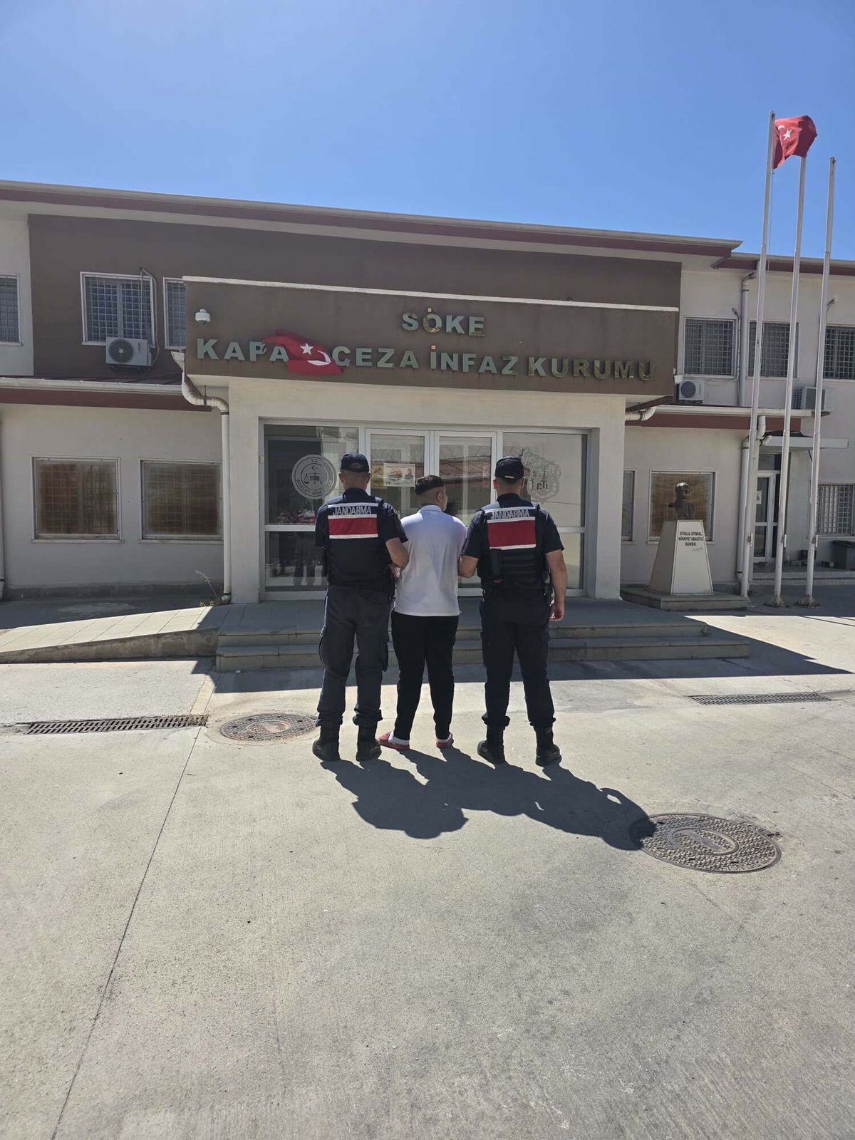 Kuşadası'nda suç örgütü operasyonu: 2 tutuklama