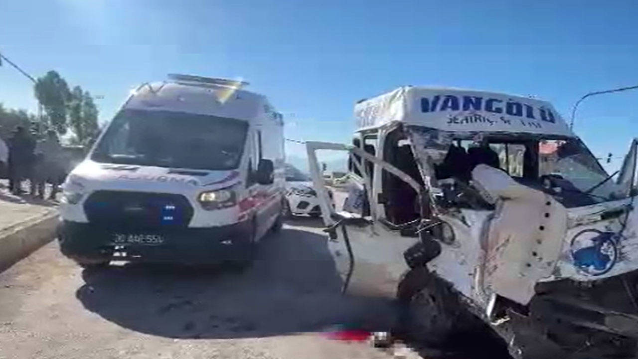 Hakkari'de minibüs ile kamyon çarpıştı: Ölü ve yaralılar var