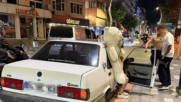 Pelüş ayıyla şehir turu cezasız kalmadı! Otomobil otoparka çekildi