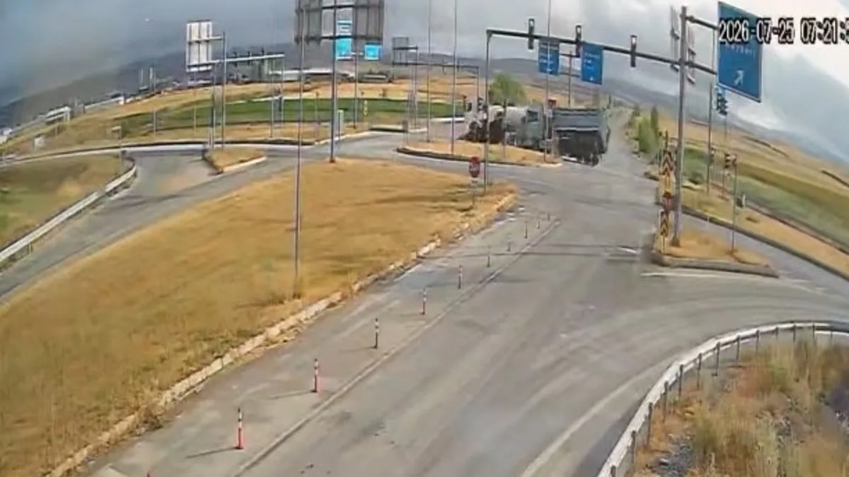 Çorum'da feci kaza kamerada: İki TIR çarpıştı!