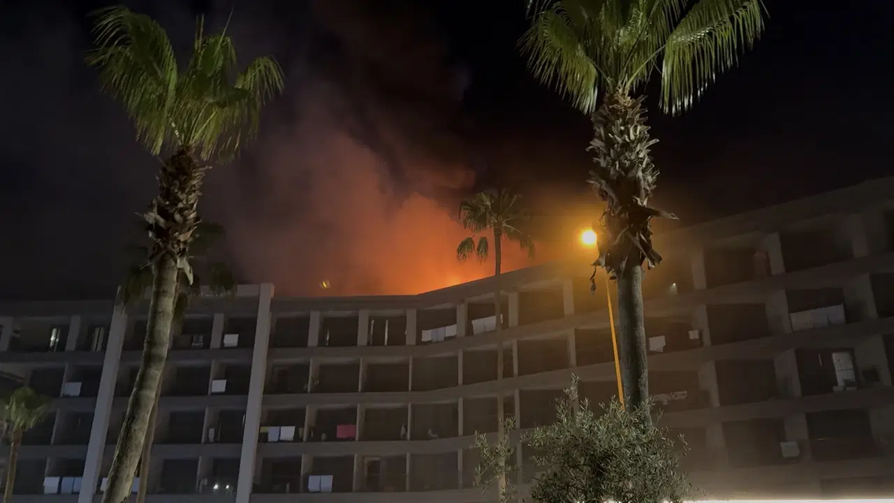 Alanya’da otel çatısında yangın paniği