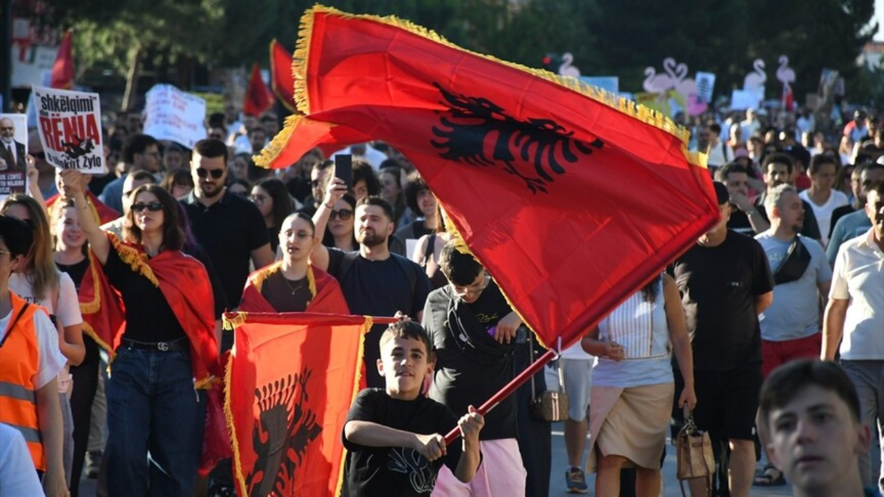 Arnavutluk halkı ülkesine sahip çıktı: ABD bağlantılı proje geri mi çekiliyor?