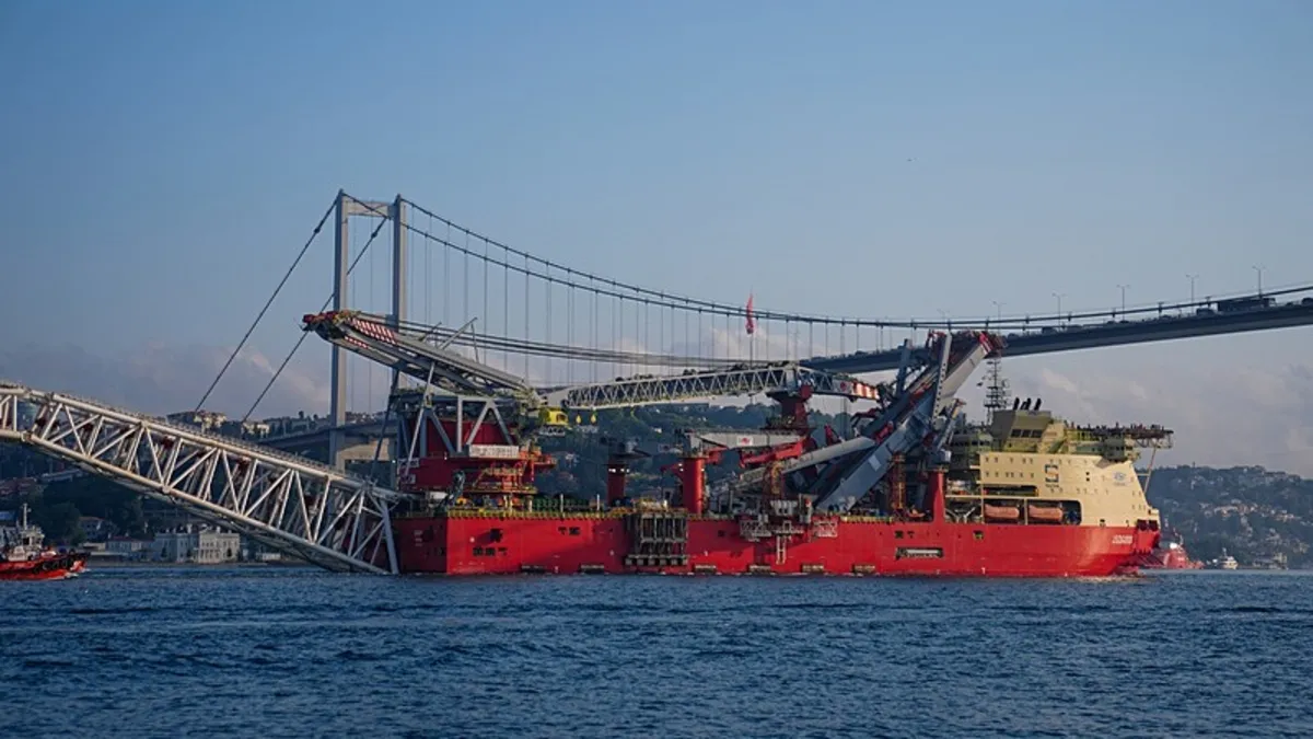 Doğal gaz boru hattı döşeme platformu İstanbul Boğazı'nı geçti