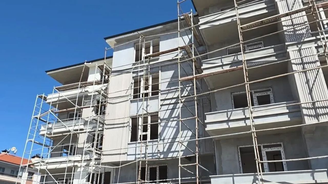 Kütahya'da inşaat iskelesi çöktü: 4 işçi yaralandı