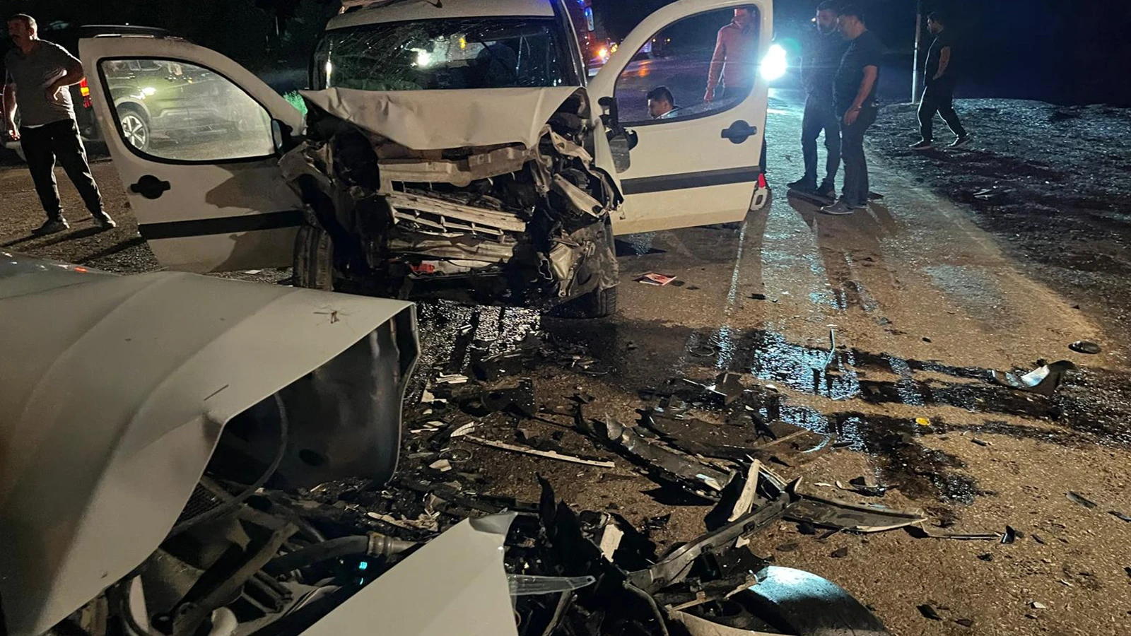 Sivas'ta hafif ticari araç ile otomobil çarpıştı: 1 ölü, 7 yaralı