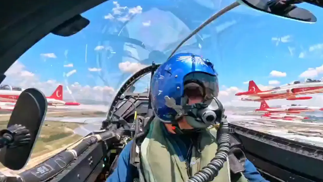 Türk havacılık tarihinde ilk! HÜRJET ve Türk Yıldızları'ndan tarihi gösteri