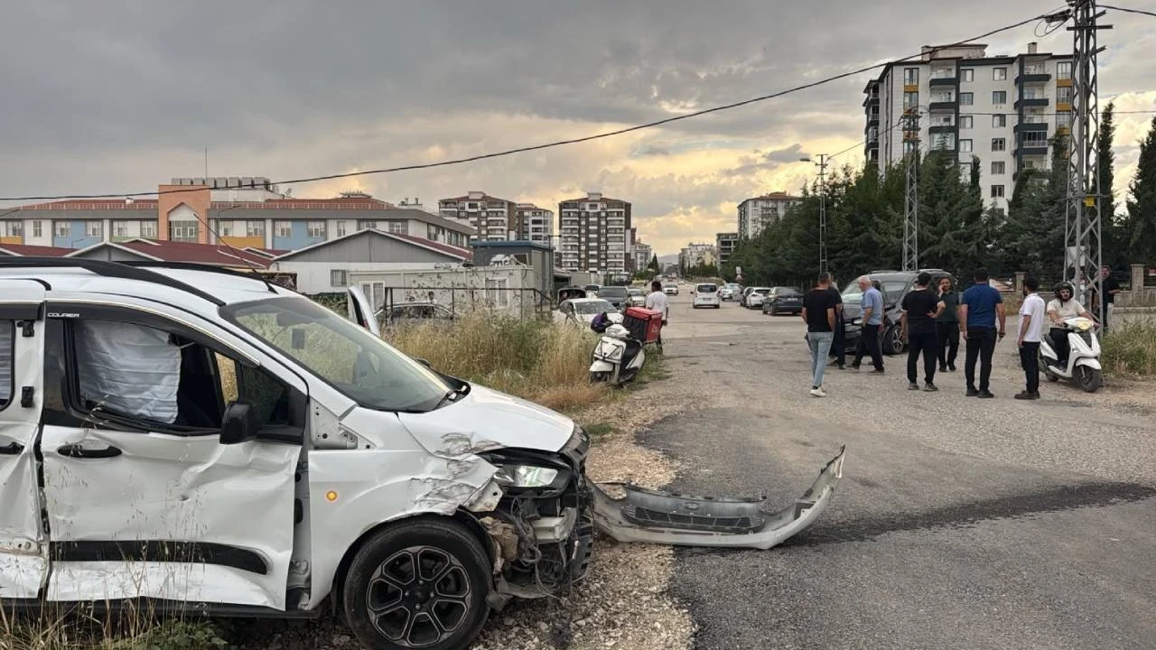 Adıyaman'da iki hafif ticari araç çarpıştı: 2 yaralı
