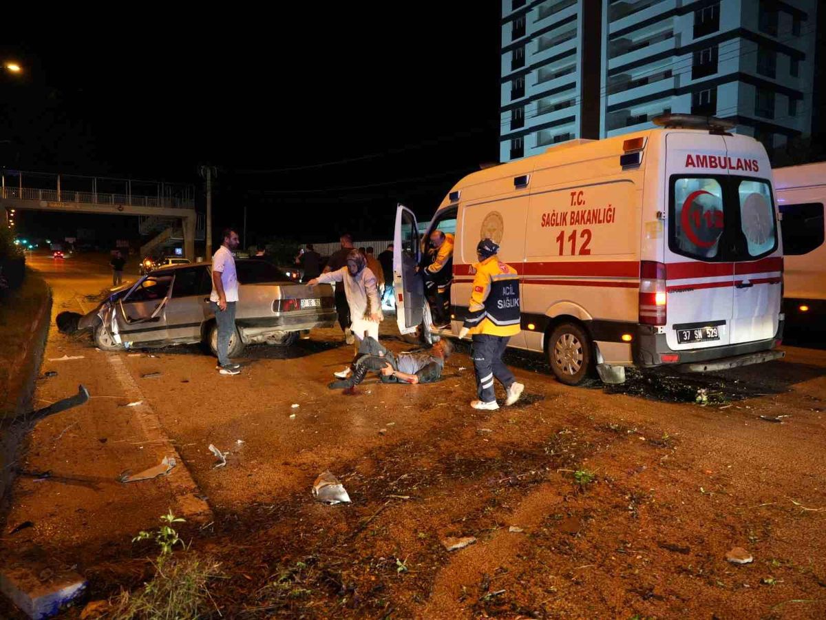 Kastamonu'da can pazarı: Yaralıyı kurtarmaya çalışanlara başka bir araç çarptı : 6 yaralı