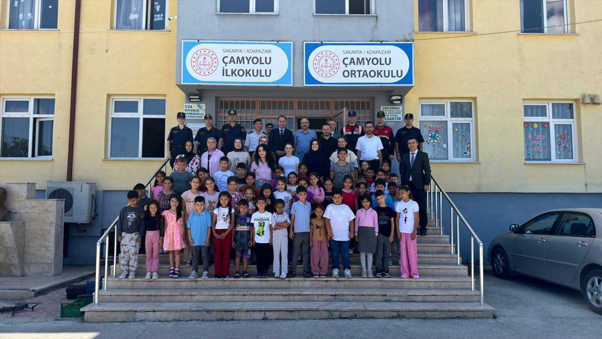 Sakarya'da jandarma ekipleri minik öğrencilere çevre eğitimi verdi