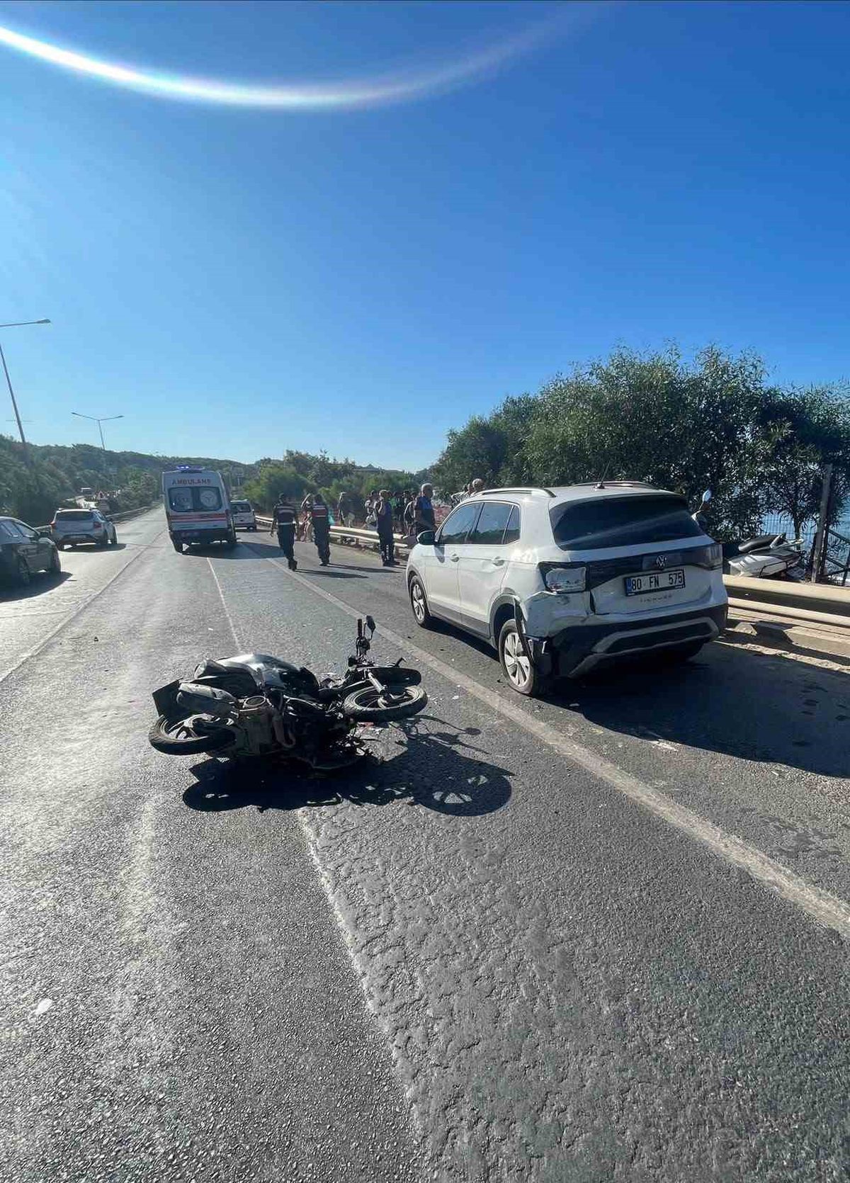 Alanya'da Emniyet Şeridindeki Araca Çarpan Motosikletteki 2 Kişi Ağır Yaralandı