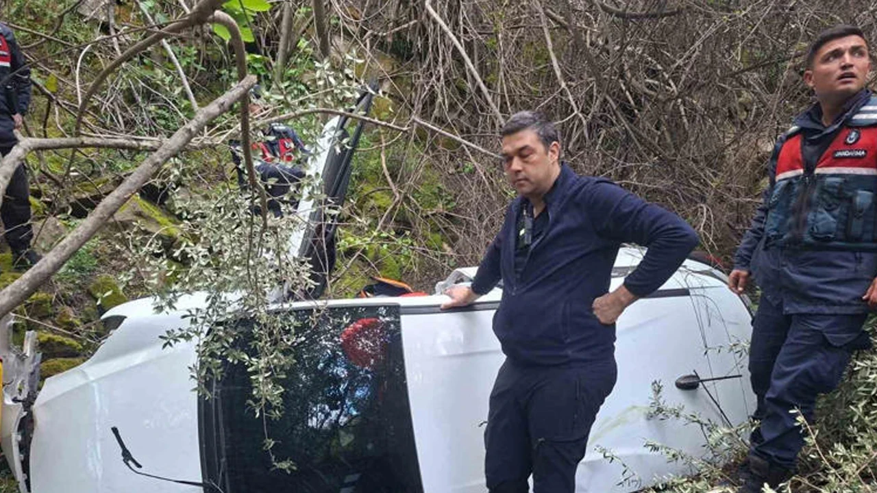 Ayvacık’ta otomobil şarampole yuvarlandı: 2 kişi yaralandı