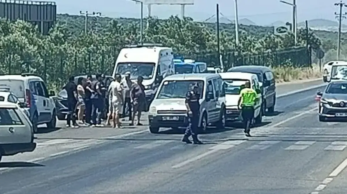 Kavşakta meydana gelen zincirleme trafik kazasında 3 araç birbirine girdi