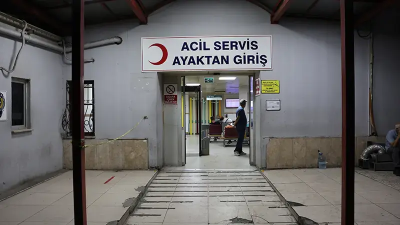 İzmir'de evde çıkan kavgada 9 yerinden bıçaklanarak ağır yaralandı