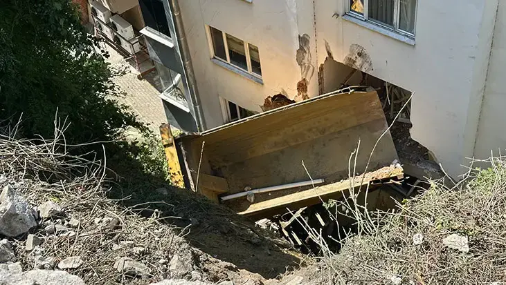 Akıllara durgunluk veren kaza! 20 metreden uçan kamyon apartmana saplandı