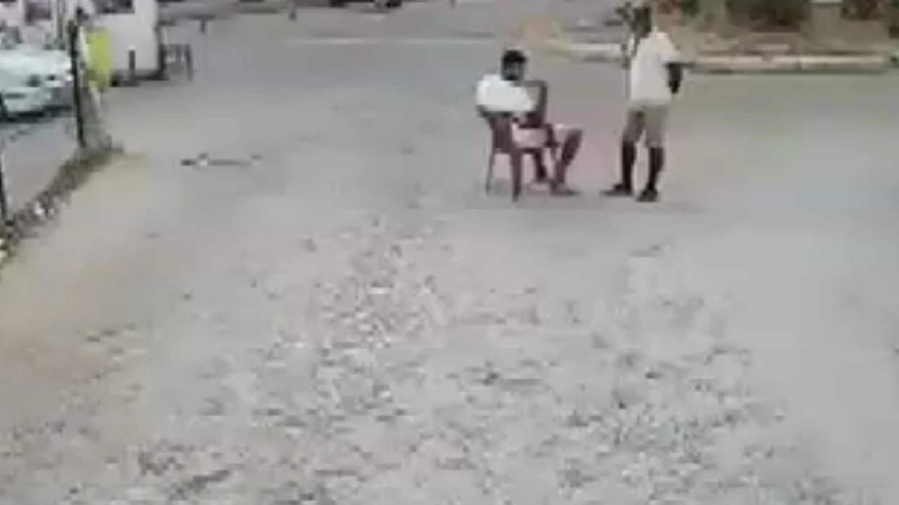 Sokak ortasında dehşet! Birbirlerini bıçakladılar, o anlar kamerada!