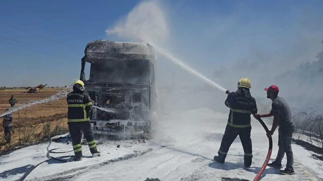 Şanlıurfa'da saman yüklü tır alevlere teslim oldu