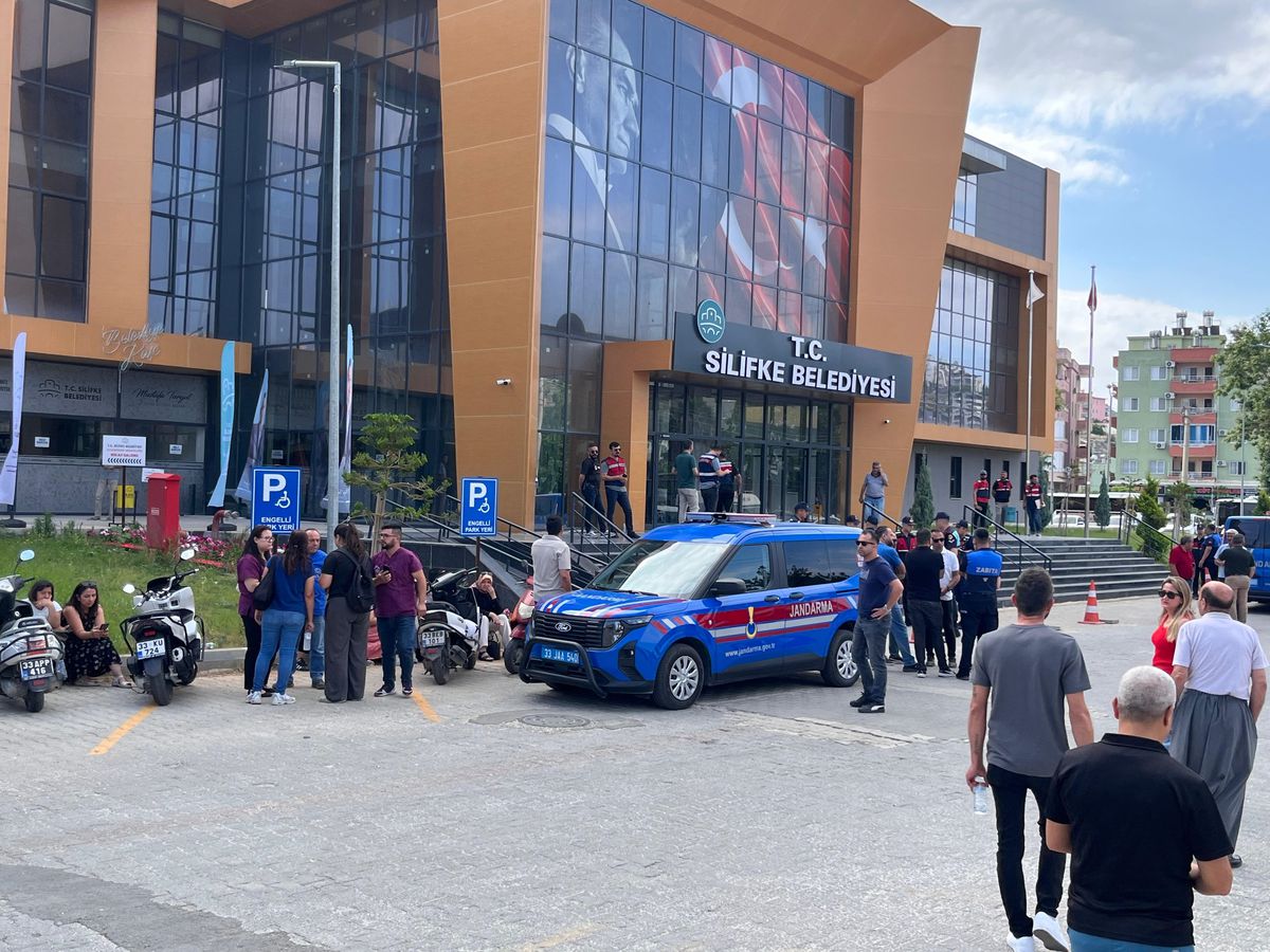 Mersin'de Silifke Belediyesi'ne operasyon: 18 gözaltı