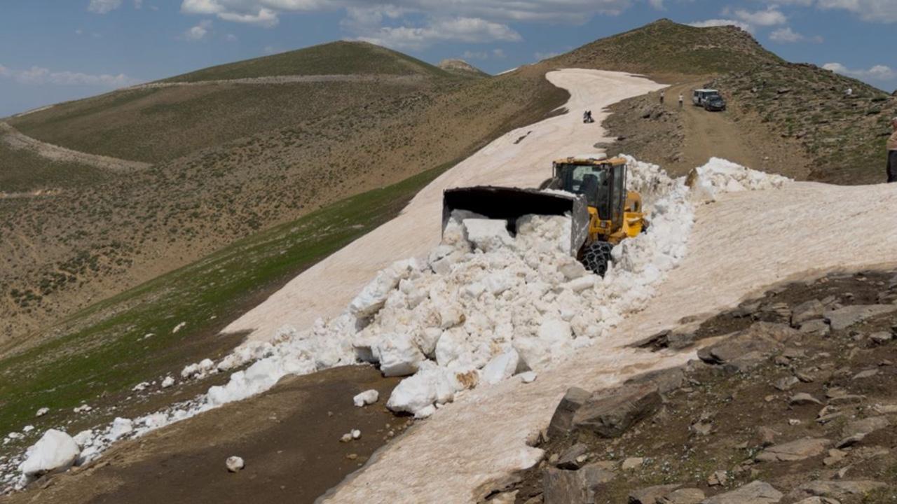 Bitlis'te temmuzda kar mesaisi sürüyor