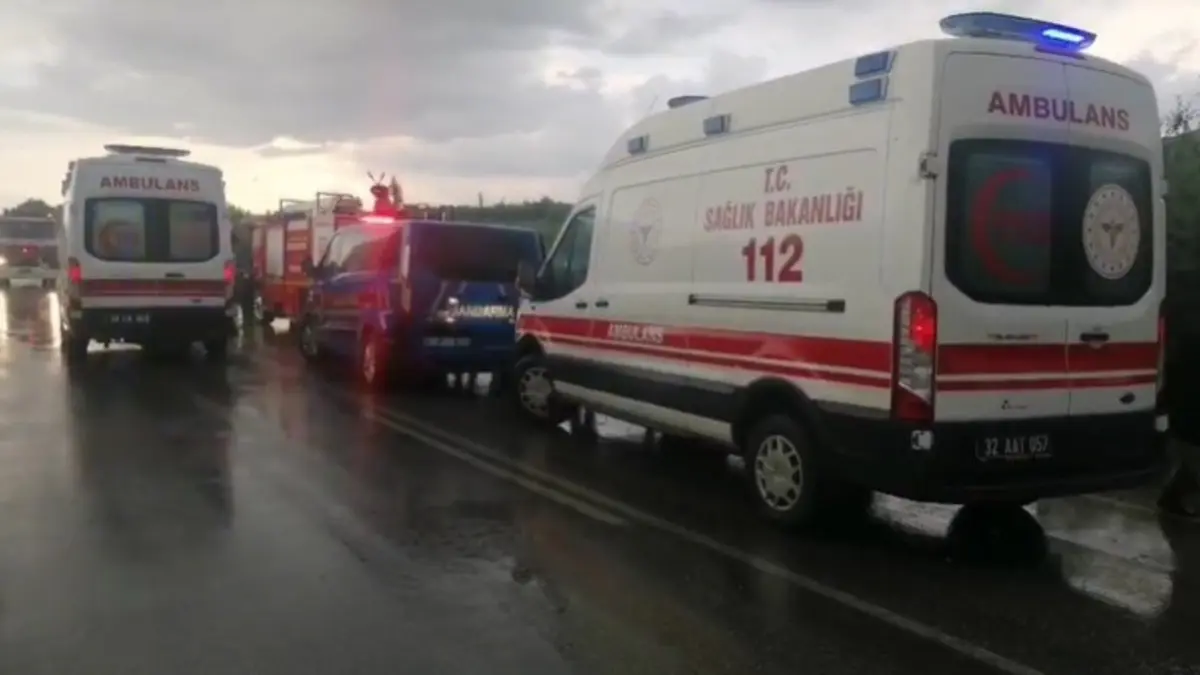 Isparta’da feci kaza: Tur minibüsü şarampole yuvarlandı: 4 ölü, 16 yaralı