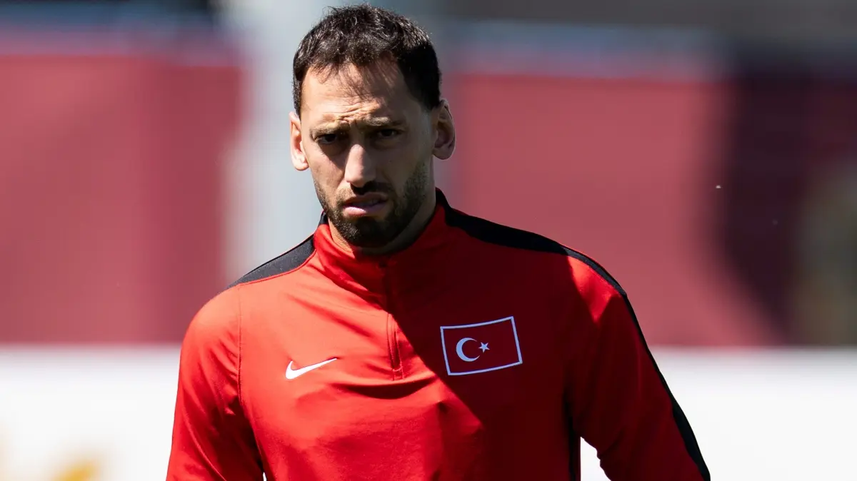 Hakan Çalhanoğlu tatil için köyünü tercih etti! Lüks yerleri elinin tersiyle itti