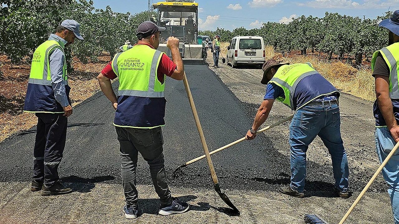 Araban’da sıcak asfalt çalışmaları devam ediyor