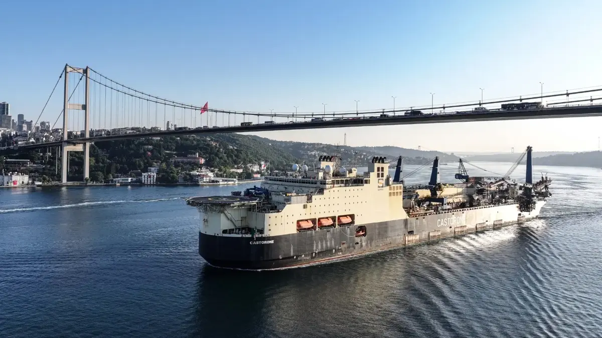 Boğaz'dan bir dev geçti! O anlar havadan görüntülendi