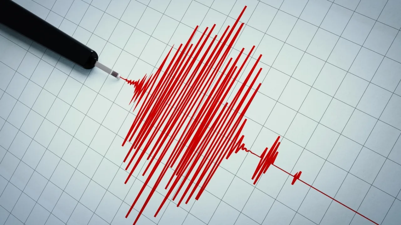 Akdeniz'de korkutan deprem! Antalya sallandı