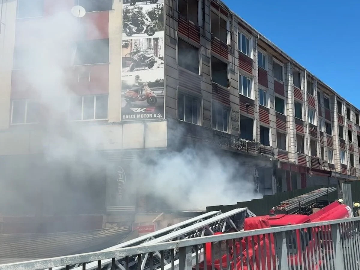 İstanbul'da E-5 kenarındaki metruk binada yangın: Trafik kilitlendi