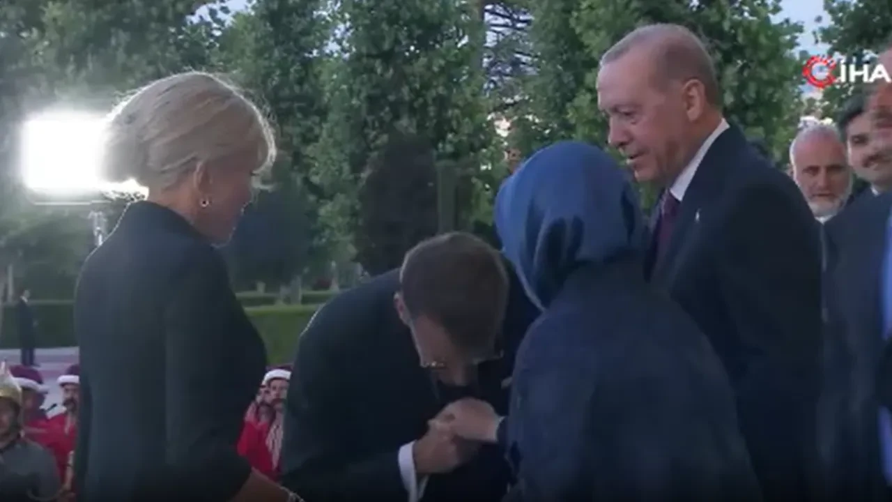 Macron protokolü unuttu, Emine Erdoğan elini öpmesine izin vermedi