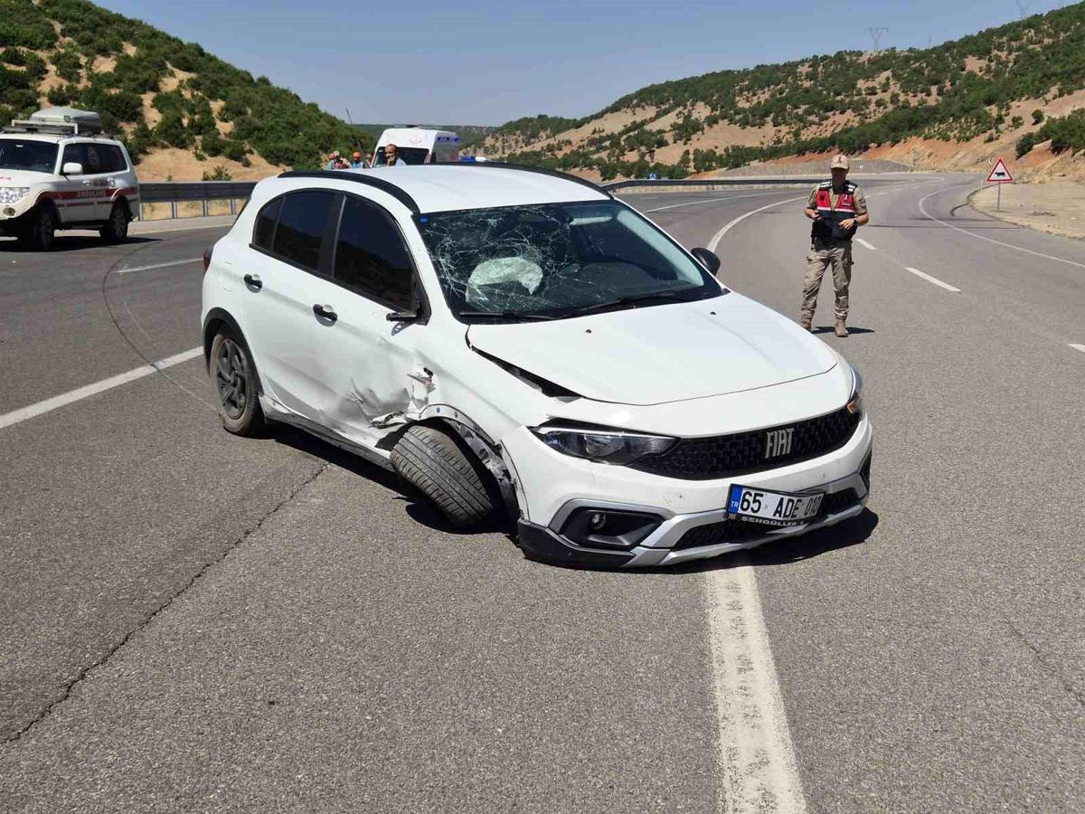 Bingöl'de otomobil bariyerlere çarptı: 4 yaralı