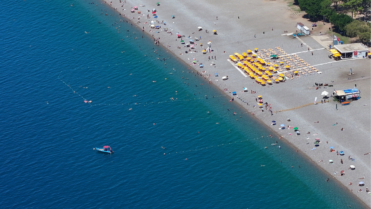 Antalya'da sıcaktan bunalanlar sahillerde yoğunluk oluşturdu
