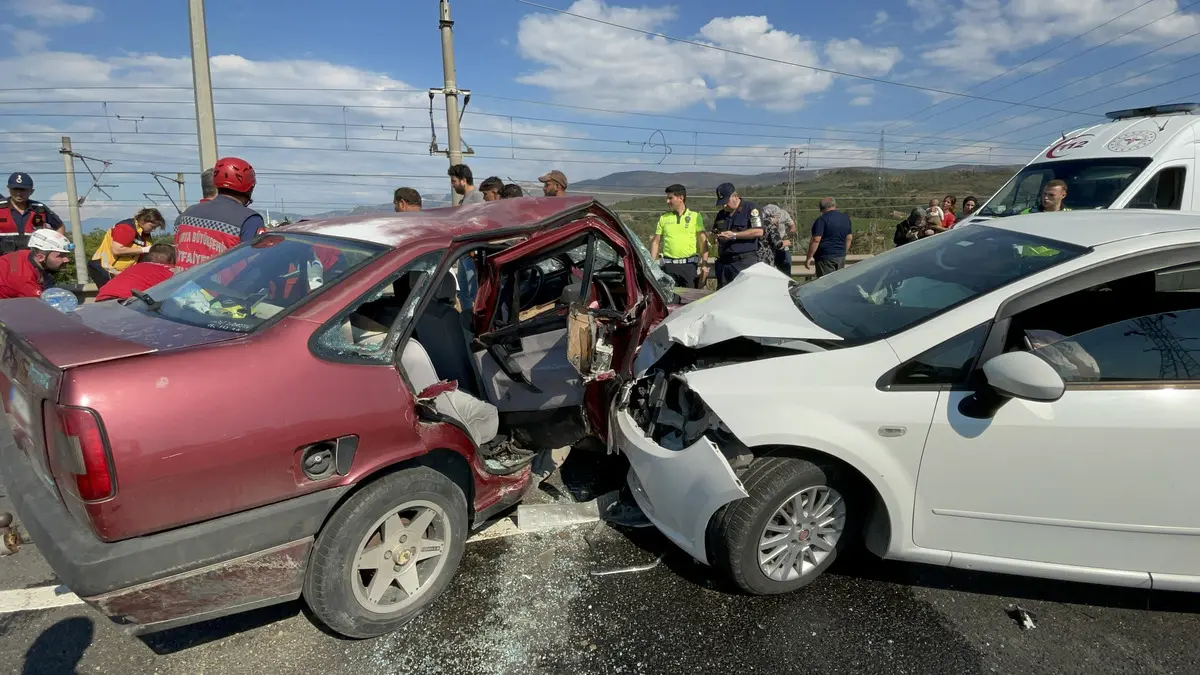 Sakarya'da iki otomobil çarpıştı: 1'i bebek 7 yaralı