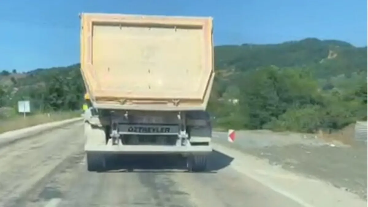 Hafriyat kamyonundan fırlayan taş dehşeti! Cam böyle kırıldı