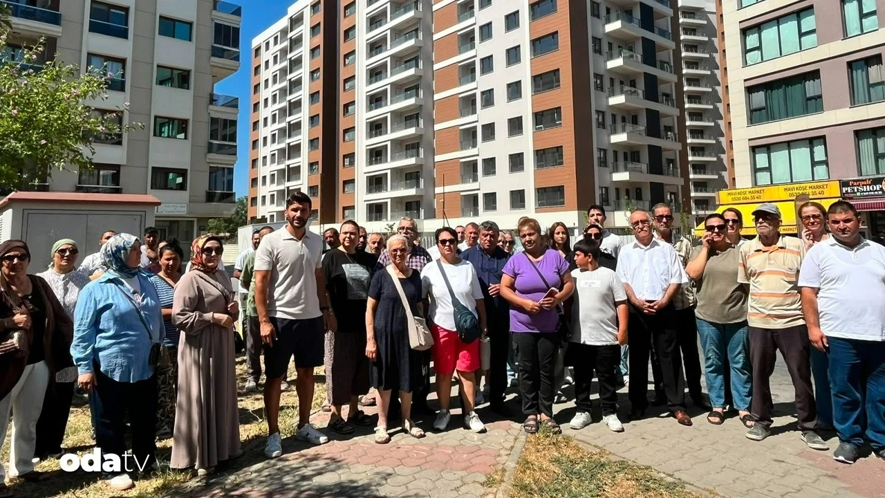 Hak sahipleri teslim edilmeyen evlere tepki gösterdi