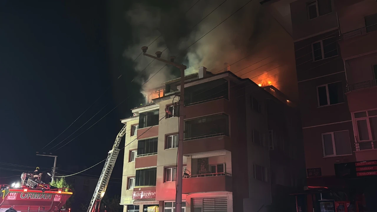 Tadilattaki apartmanın çatısı alev aldı: Patlama sesleri mahalleyi ayağa kaldırdı