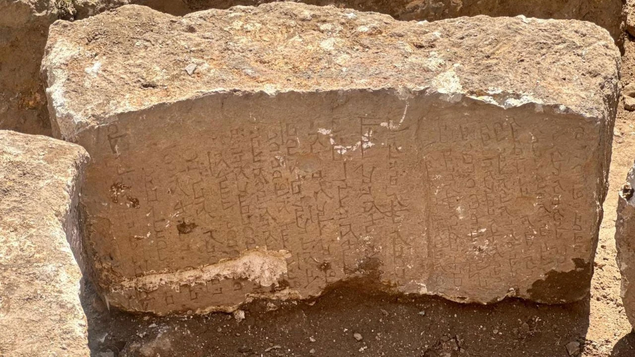 Yol çalışmasında tesadüfen bulundu! 722 yılına ait