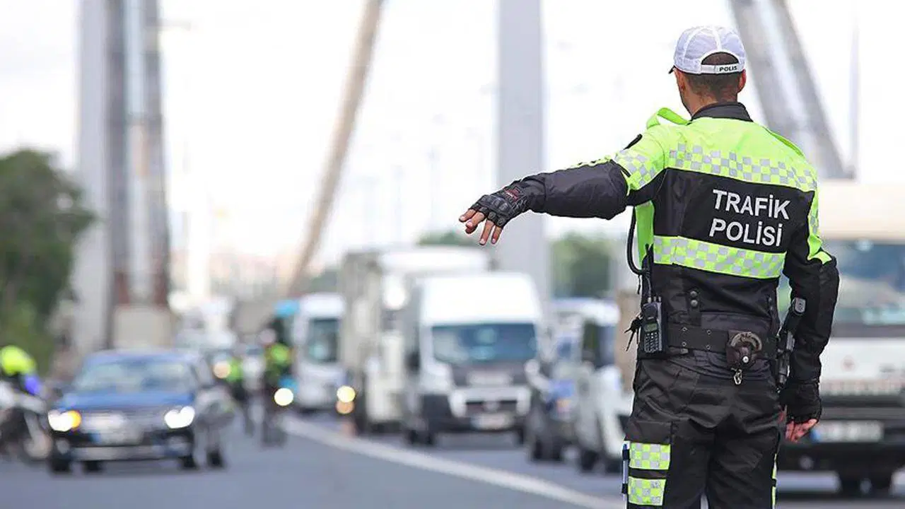 İstanbul'da bazı yollar trafiğe kapatıldı: 6 metrobüs istasyonu hizmet dışı