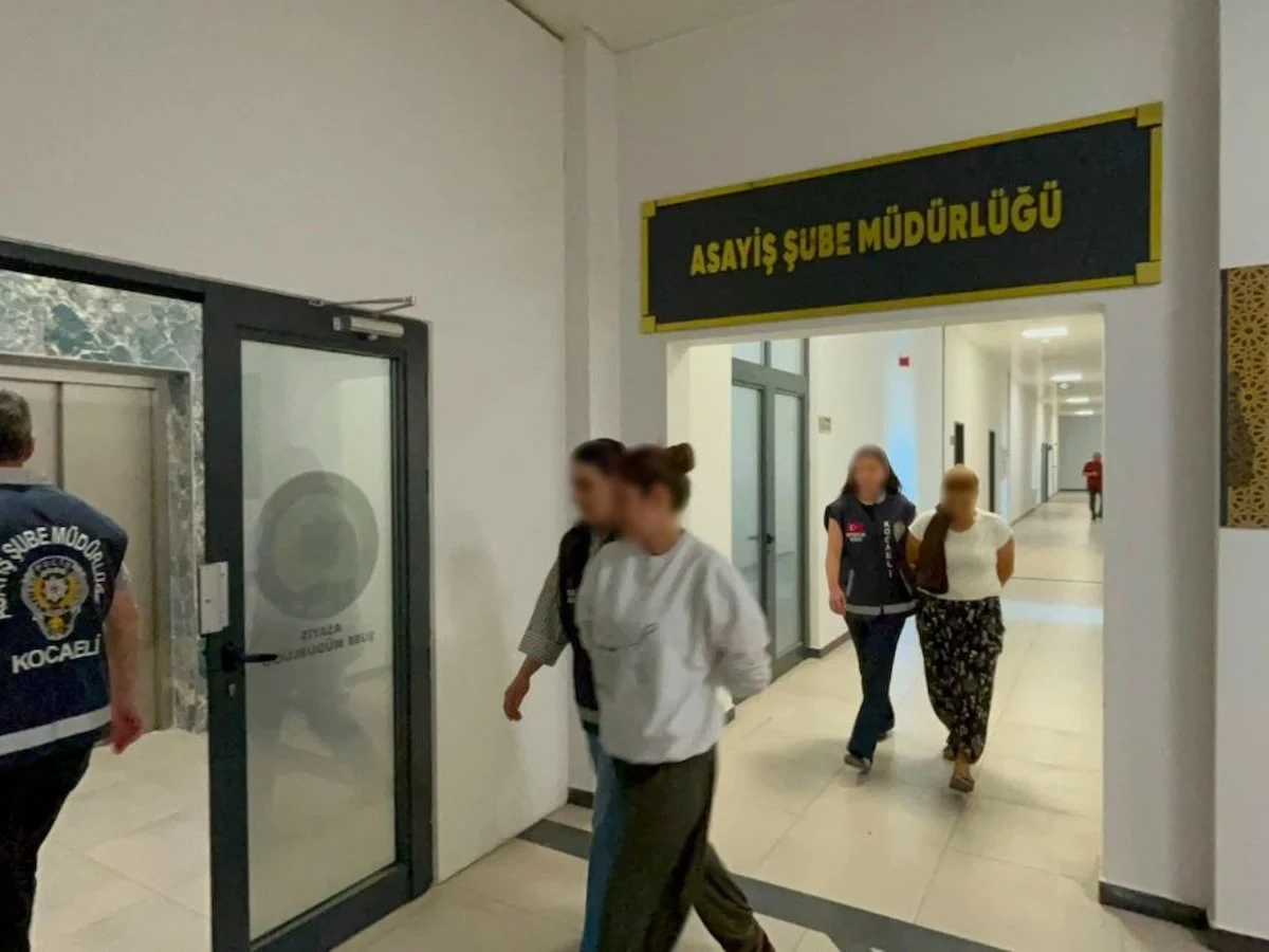 Kocaeli'de çaldıkları 400 bin liralık ziynet eşyasıyla kaçarken yakalandılar