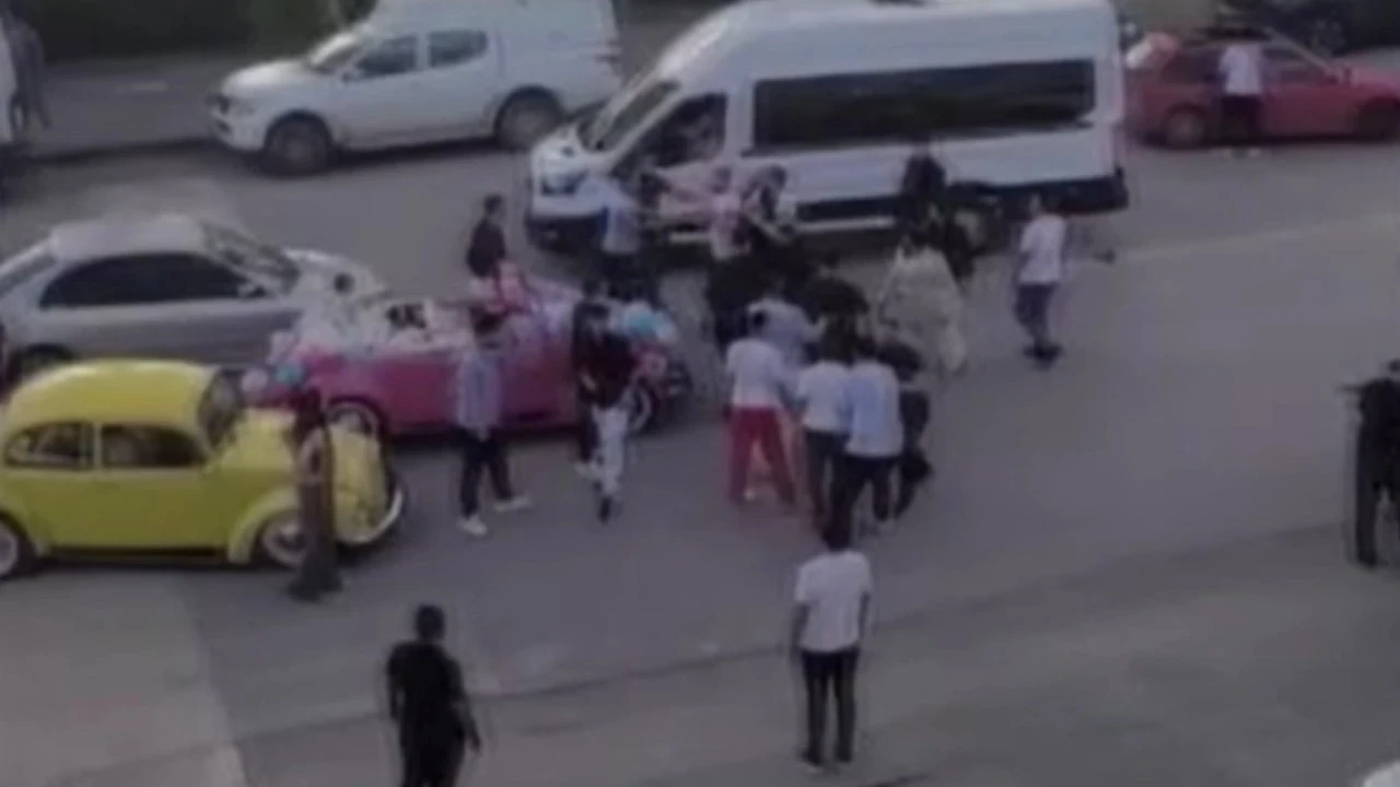 Sünnet konvoyu trafiği felç etti, kavga çıktı