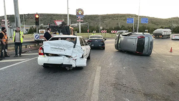 Kayseri’de zincirleme kaza! 4 araç birbirine girdi, 4 yaralı