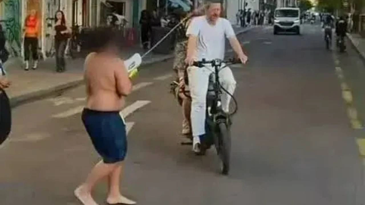 Sosyal medya uğruna şehri ayağa kaldırdı! Turistleri su tabancasıyla kovalayan çocuğa peş peşe gözaltı